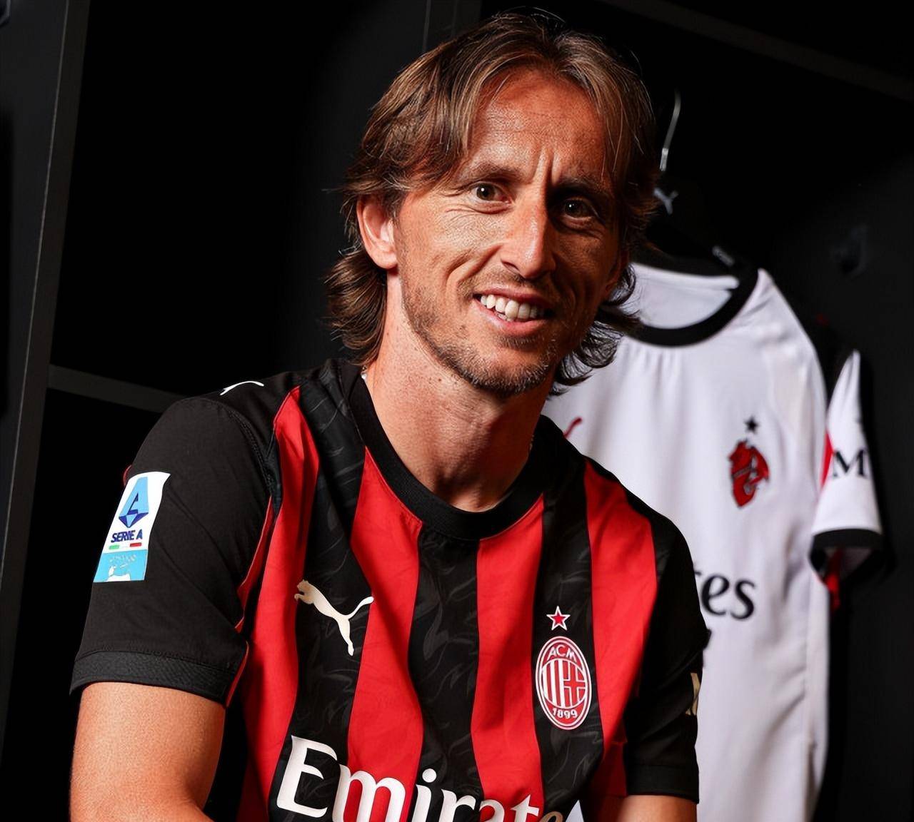 TA：多家豪门关注小将斯密特，阿尔克马尔对其估价约6000万欧